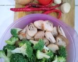 Foto langkah ke 1 dari resep Brokoli Jamur Tumis Saos Tiram.