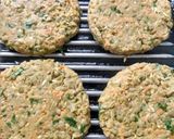 Foto del paso 4 de la receta: Hamburguesa de arvejas con papines y ensalada 🌱