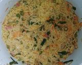 Foto langkah ke 2 dari resep Omelet Mie n Sosis Or Noodle n Sausage Omelette.