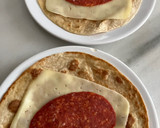 Foto del paso 1 de la receta: Wraps de havarti, chorizo pamplonés y rúcula