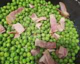 Foto del paso 1 de la receta: Guisantes salteados con bacon