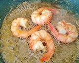 Foto del paso 5 de la receta: Calabacines rellenos de gambas con bechamel y crema de marisco
