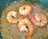 Foto del paso 5 de la receta: Calabacines rellenos de gambas con bechamel y crema de marisco