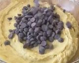 صورة لخطوة 2 من وصفة كيك بحبيبات الشوكولاتة (الكيك المفضل عندي 😋😋😋)