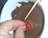 Foto del paso 1 de la receta: Frutillas con chocolate y manjar 🍓🍫