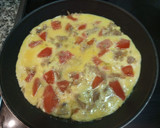 Foto del paso 4 de la receta: Tortilla con resto del aliño de tomate y melva