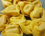 Foto del paso 3 de la receta: Tortellini con salsa de tomate napolitana