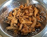 Une image de l'étape 2 de Noix de saint Jacques fraîches gratinées aux girolles sauce curry.