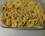 Foto del paso 4 de la receta: Espaguetis con Gulas y Gambas