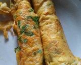 Foto langkah ke 4 dari resep Telur Dadar Gulung Sosis.