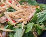 รูปขั้นตอนการทำที่ 2 ของ หน่อไม้ผัดไก่บ้าน