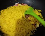 Foto langkah ke 5 dari resep Tumis mie kuning sosis.