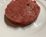 Foto del passaggio 1 della ricetta Tartare di manzo con uovo poche e tartufo nero