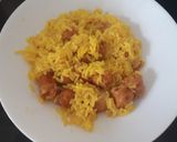 Foto del paso 4 de la receta: Arroz con salchichas rojas y mini hamburguesas
