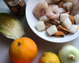 Foto del paso 1 de la receta: Pincho de ceviche de pescado, mejillones y gambones, sobre cama de verduras crudas y frutas