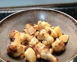 A picture of step 1 of Aloo phulkopir dalna.