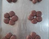 Foto langkah ke 4 dari resep Flower Cookies.
