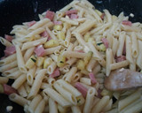 Foto del paso 5 de la receta: Macarrones con jamón York, calabacines y quesitos