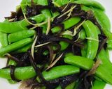 Foto langkah ke 4 dari resep Tumis kacang polong dan jamur kuping.