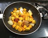 A picture of step 4 of Yellow pumpkin curry.