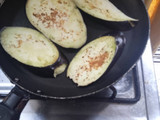 Moussaka. Tenía restos de carne del sábado, y papas. Agregue berenjenas y listo