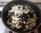 Foto del paso 2 de la receta: Merluza en salsa de almendras