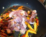 รูปขั้นตอนการทำที่ 3 ของ ผัดเผ็ดยอดมะพร้าวใส่ไก่