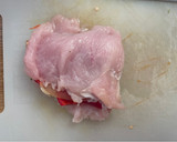 Foto del paso 2 de la receta: Pechuga de pollo rellena de jamón serrano, pimiento y miel en air fryer