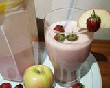 A picture of step 2 of Apple strawberries smoothie.