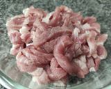 รูปขั้นตอนการทำที่ 1 ของ หมูผัดพริก