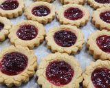 Foto del paso 8 de la receta: 😍Galletitas de mantequilla de maní con jalea de frambuesa - Peanut butter & jelly cookies😍
