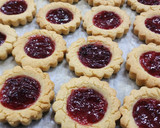 Foto del paso 8 de la receta: 😍Galletitas de mantequilla de maní con jalea de frambuesa - Peanut butter & jelly cookies😍