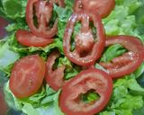 Foto del paso 2 de la receta: Ensalada con repollo morado, tomate, lechuga