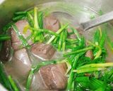 Hình bước làm 2 của món Canh hẹ với huyết heo