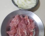 รูปขั้นตอนการทำที่ 1 ของ หมูผัดหอมใหญ่