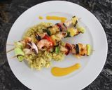 Foto del paso 2 de la receta: Pinchos de camarones y ananá con arroz cremoso de curry y salsa de mango & habanero