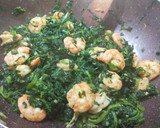 Foto del paso 4 de la receta: Espinacas con langostinos