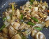 Gambar langkah 5 resipi Sotong Masak Halia Ala Thai.