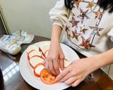 【親子共廚】莫札瑞拉乳酪蕃茄沙拉的食譜步驟2照片