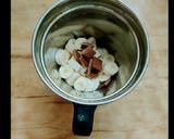 A picture of step 2 of Banana Chocolate milkshake.