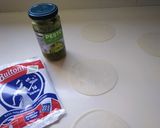 Foto del paso 1 de la receta: Empanadillas con pesto, mozzarella y tomate