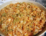 Foto del paso 2 de la receta: Ensalada de dinos, margaritas y espirales con salmón y gambas