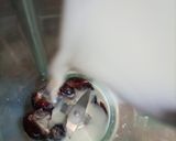 A picture of step 1 of Oreo Milkshake.