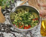 Foto del paso 8 de la receta: Ceviche fácil de gambas y aguacate