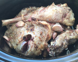 Foto del paso 2 de la receta: Paletilla y pierna de lechazo asado en olla lenta