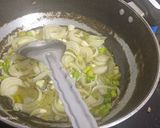 A picture of step 1 of पालक शिमला मिर्च की साग.
