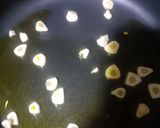 Foto del paso 2 de la receta: Surimi salteado con ajos
