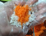 Foto langkah ke 2 dari resep Bola Nasi Goreng Isi Wortel.