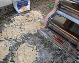 Foto del paso 5 de la receta: Fideos caseros con salsa rosa 🍝