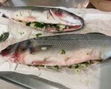Une image de l'étape 3 de Bars farcis oseille, persil, ail et oignon grillés à la plancha.
